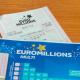 Δελτίο EuroMillions σε τραπέζι